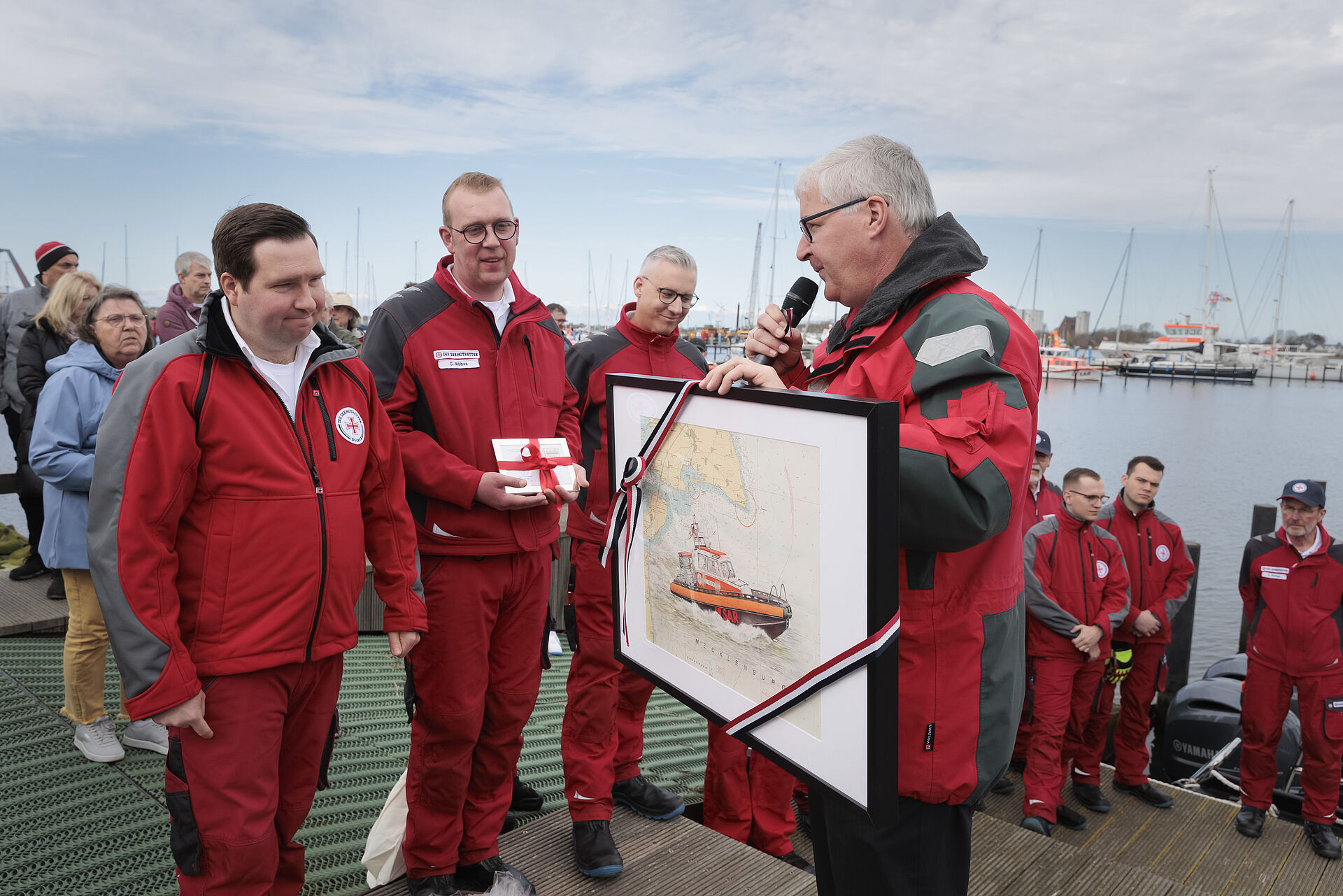 Als Geschenk an die Besatzung übergibt Lars Carstensen ein Bild des Künstlers Gero Klemke.